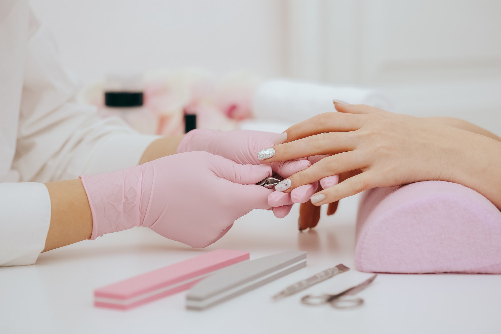 manicurist-does-manicure