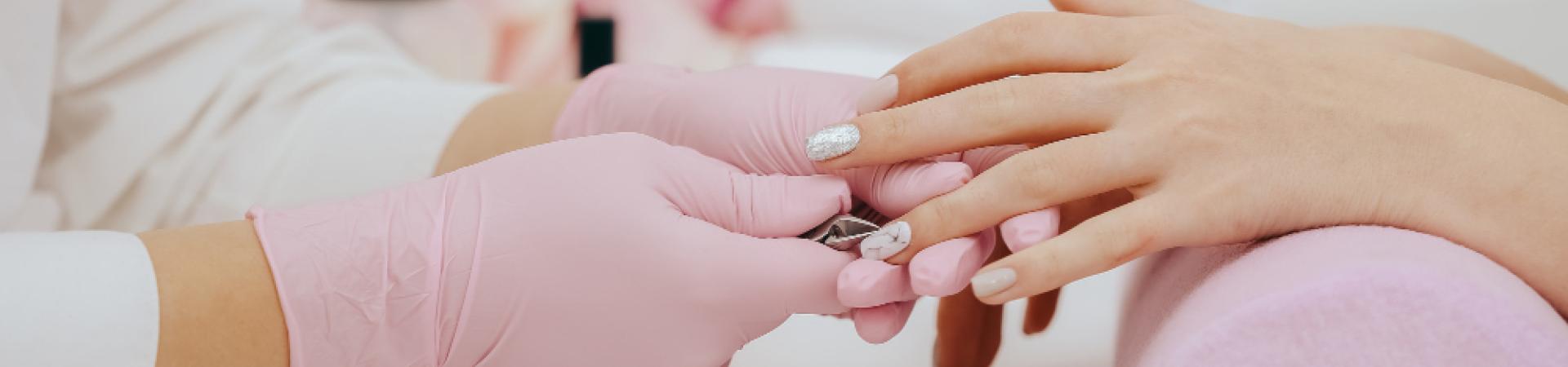 manicurist-does-manicure